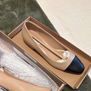 Steve Madden Beige and Black Loafers